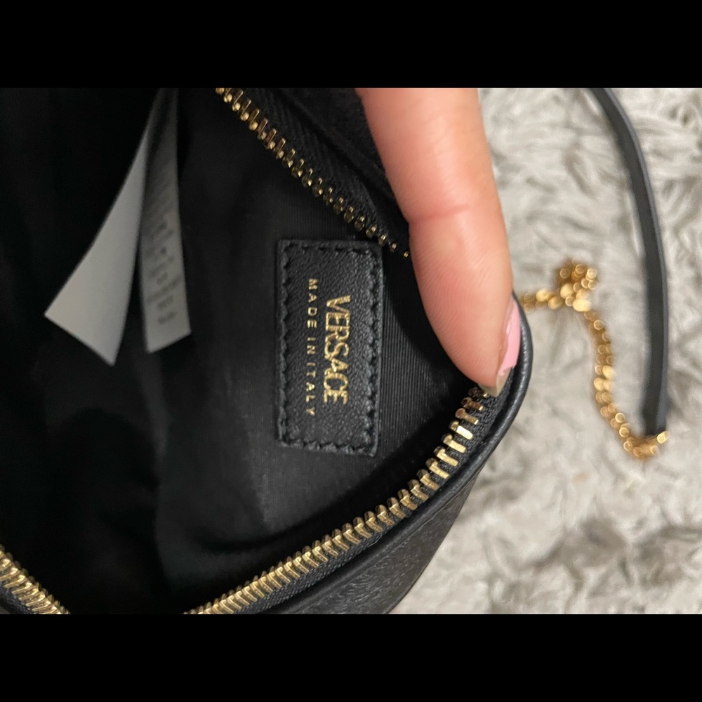Versace black leather crossbody bag. - Picture 3 of 10